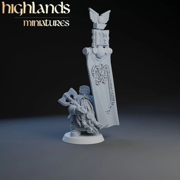 Dwarf Lord with Banner | Highlands Miniatures | 32mm Highlands MiniaturesEin detailliertes Foto einer 3D-gedruckten Tabletop-Miniatur.  Die Figur steht in einer dynamischen Pose auf einem runden Sockel. Die Miniatur zeigt feine Details wie Verzierungen auf der Rüstung und einen entschlossenen Gesichtsausdruck. Die Oberfläche ist glatt und zeigt die Präzision des 3D-Drucks."