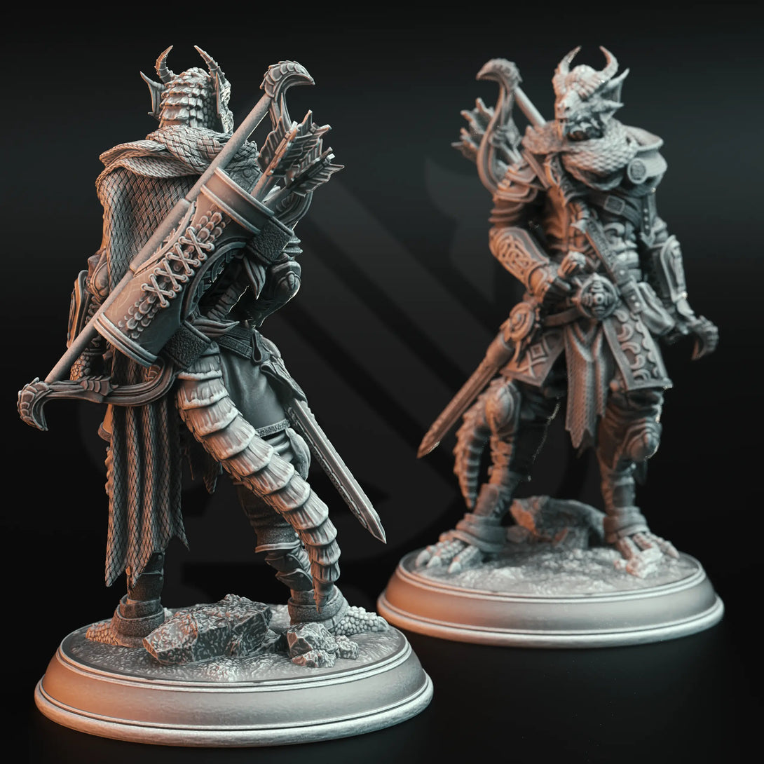 Zandoril - Dragonborn Ranger | DM Stash | 32mm | DnD, Pathfinder, TTRPG DM StashEin detailliertes Foto einer 3D-gedruckten Tabletop-Miniatur.  Die Figur steht in einer dynamischen Pose auf einem runden Sockel. Die Miniatur zeigt feine Details wie Verzierungen auf der Rüstung und einen entschlossenen Gesichtsausdruck. Die Oberfläche ist glatt und zeigt die Präzision des 3D-Drucks."