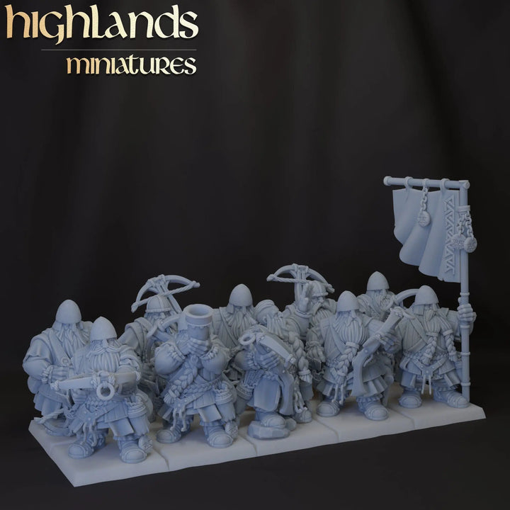 Dwarfs Crossbowmen Regiment | Highlands Miniatures | 32mm Highlands MiniaturesEin detailliertes Foto einer 3D-gedruckten Tabletop-Miniatur.  Die Figur steht in einer dynamischen Pose auf einem runden Sockel. Die Miniatur zeigt feine Details wie Verzierungen auf der Rüstung und einen entschlossenen Gesichtsausdruck. Die Oberfläche ist glatt und zeigt die Präzision des 3D-Drucks."