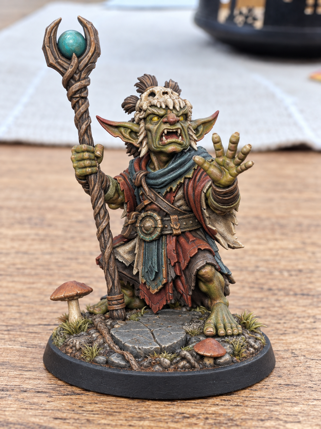 Bemalter Mogruk Goblin-Schamane als 32mm Fantasy-Miniatur mit Zauberstab
